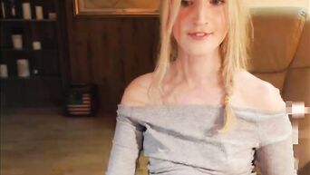 Sexy masturbation from modest teen