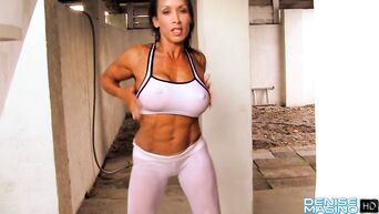 Muscular milf sexually masturbates a large clitoris