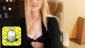 Fresh pussy shows masturbation on a webcam