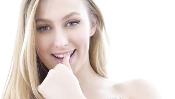 Sensual Alexa Grace cums