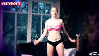 Reality show: bartender fucks porn actress