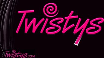 Cute lil sister Stefanie Moon gets seduced by stepbrother - Twistys