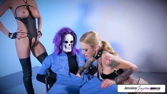 Dominatrix Jessica Jaymes & her slave Sarah Jessie fucking a huge cock