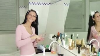 Sie wichst ihrem Stiefbruder im Badezimmer den Schwanz