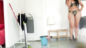 Maid-blowing fuck with boss