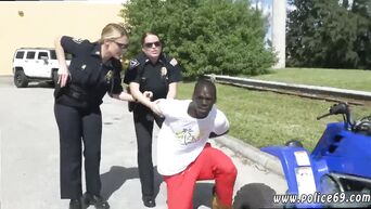 Arrested nigga makes anilingus to police ladies