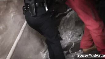 Arrested nigga makes anilingus to police ladies