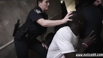 Arrested nigga makes anilingus to police ladies