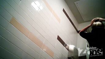 Britney Spears pisses in public toilet, not knowing about spycam