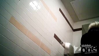 Britney Spears pisses in public toilet, not knowing about spycam