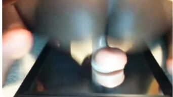 To see pussy, black bitch masturbates on mirror