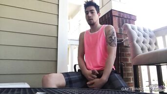 English homosexual masturbates, without removing shorts