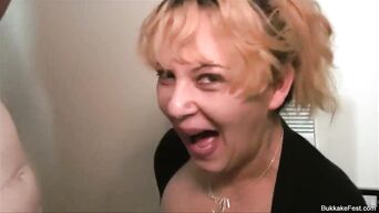 Oral gagnbang with mature blonde