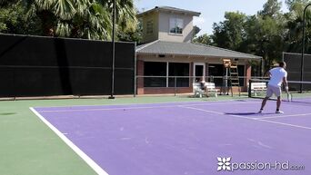 Bella Rose substitutes quim under big penis on tennis court