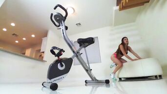 Veronica Vain orgasmic solo after training