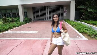 Latin tourist Victoria Valencia jumps on American cock in car