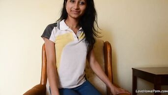 Indian webcam slut masturbates
