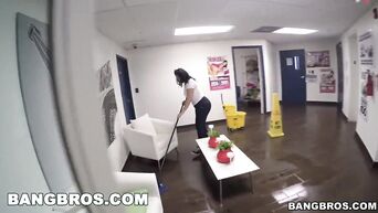 Latin cleaning lady sucks cock on steps