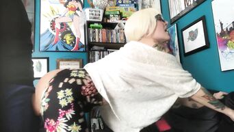 Tattooed blonde in glasses takes office fuck